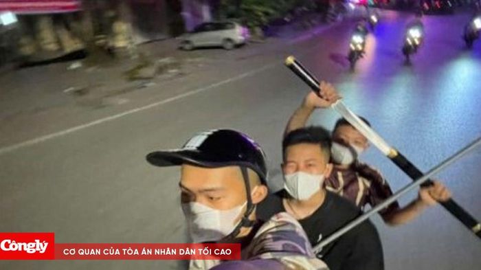 Mang theo súng tự chế, kiếm dạo phố đăng mạng xã hội lấy oai