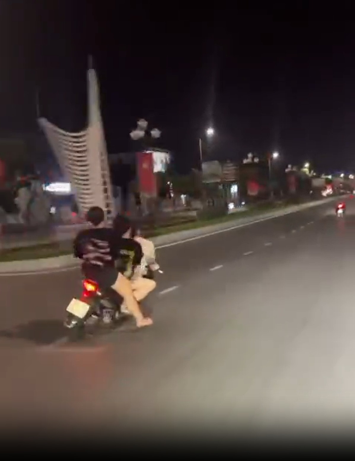 TP Hưng Yên đêm qua, 3 cháu chở 3 không mũ, lạng lách, đánh võng và cái kết xoè tại chỗ