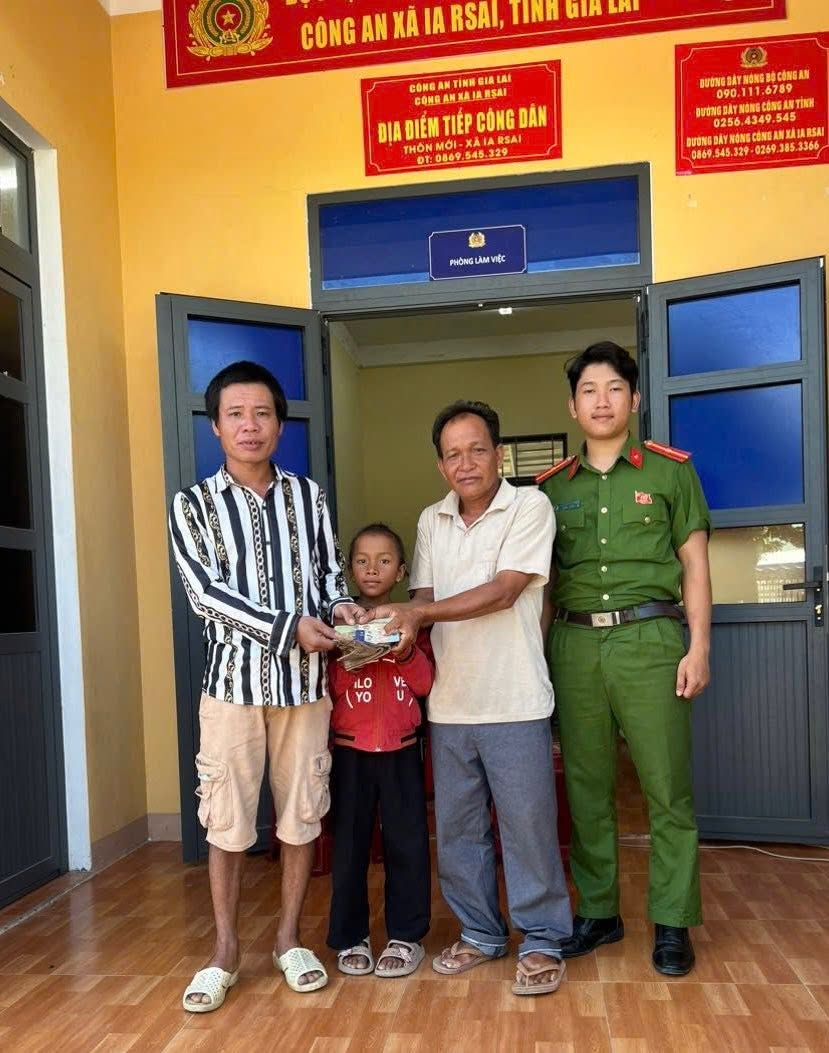 Gương người tốt việc tốt, hai ông cháu nhặt được của rơi, tìm người trả lại