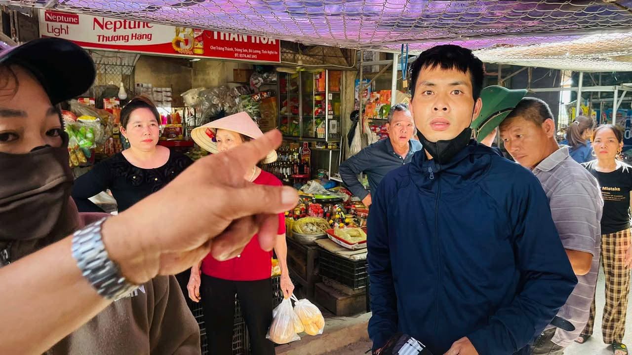 Đô Lương -Nghệ An: Bắt quả tang cặp đôi dùng bill chuyển khoản giả lừa tiểu thương ở chợ, đến lần thứ 3 thì bị phát hiện