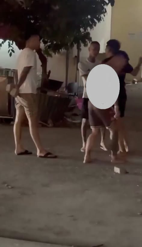 Vừa bạn và tôi nhưng bất ngờ bạn lại cho tôi ăn gạch