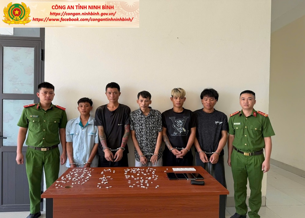 Công an phường Lê Hồ, tỉnh Ninh Bình kiểm tra, phát hiện, bắt quả tang 5 đối tượng mua bán trái phép chất ma túy