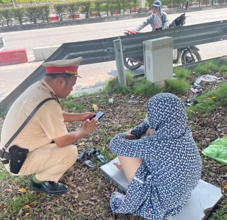 CSGT Quảng Ninh kịp thời ngăn chặn người phụ nữ có ý định nhảy cầu Bãi Cháy