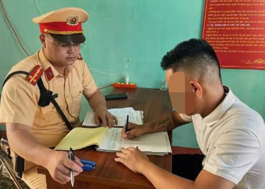 Gặp chốt CSGT, nam thanh niên chạy xe máy 5 không vội dùng tay che mặt - 1 Gặp chốt CSGT, nam thanh niên chạy xe máy 5 không vội dùng tay che mặt - 1