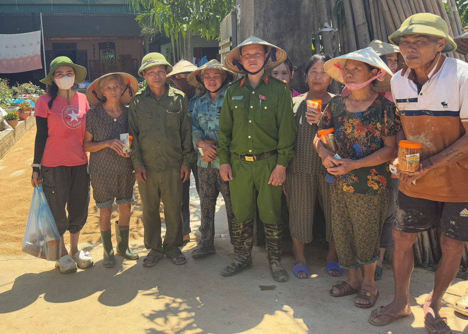đại uý nghĩa 1.jpg
