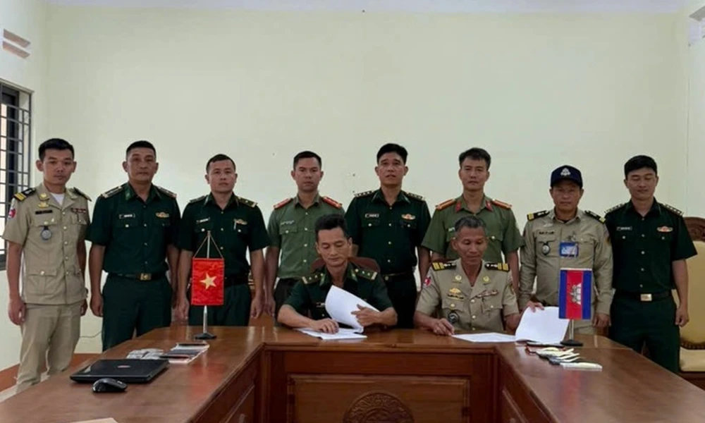 Bộ đội Biên phòng, Phòng Quản lý xuất nhập cảnh Công an tỉnh Lâm Đồng làm việc với phía Campuchia về tiếp nhận công dân Việt Nam. đối tượng truy nã