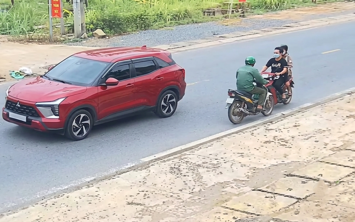 Bám đuôi ô tô để vượt, xe máy đấu đầu xe ngược chiều