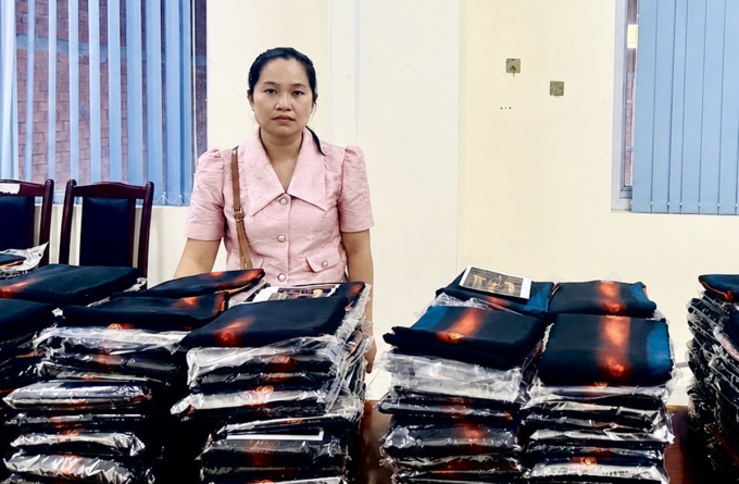 Bà Hoàng Thị Bích Ngọc cùng hàng hoá vi phạm.