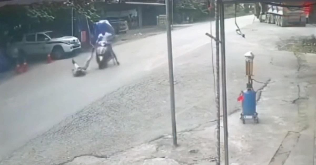 Thanh niên đi xe máy húc “bay” trung tá CSGT Phú Thọ trên đường