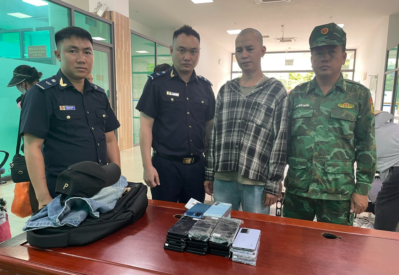 Đối tượng cùng tang vật bị lực lượng chức năng bắt giữ tại cửa khẩu quốc tế Lào Cai. Hoàng Bảo Đối tượng cùng tang vật bị lực lượng chức năng bắt giữ tại cửa khẩu quốc tế Lào Cai. Hoàng Bảo