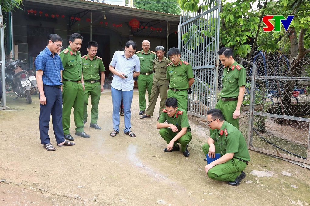 Vụ lửa tự cháy ở Sơn La: Có thể do lượng hóa chất chôn lẫn trong bê tông - 1 Vụ lửa tự cháy ở Sơn La: Có thể do lượng hóa chất chôn lẫn trong bê tông - 1
