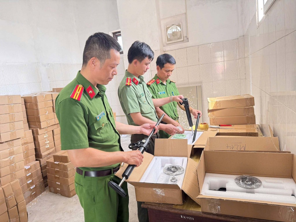 Triệt phá đường dây mua bán vũ khí quân dụng, thu giữ 422 bộ súng nén hơi - 2