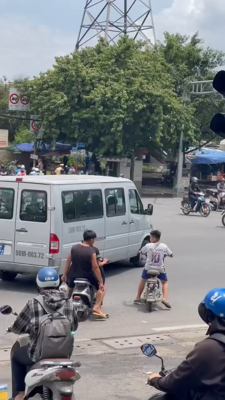 ❌Biến căng ở cổng ngã tư ĐH Nông Lâm..