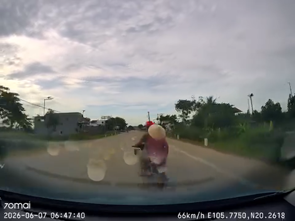 Camera hành trình trên chiếc xe ôtô gây tai nạn lúc sáng khiến một cụ bà tử vong tại chỗ ở gần nghĩa trang Văn phú – Nho Quan
