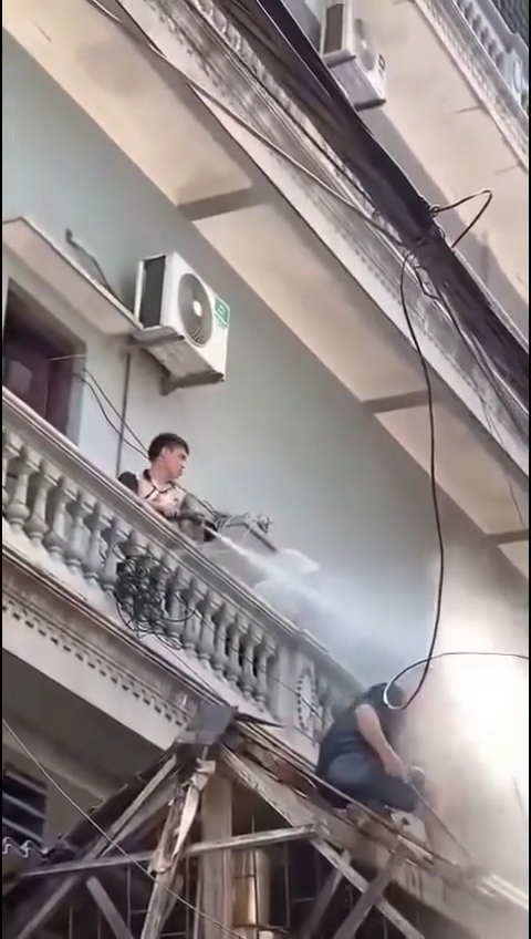Công an xác minh vụ người đàn ông xịt nước vào thợ xây nhà sát vách