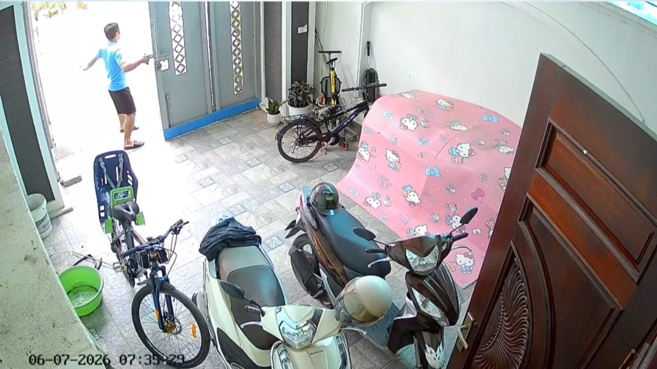 Tam Điệp: Đàn trâu hung dữ xổng trại chạy ra ngoài, đuổi húc người gây hoang mang.
