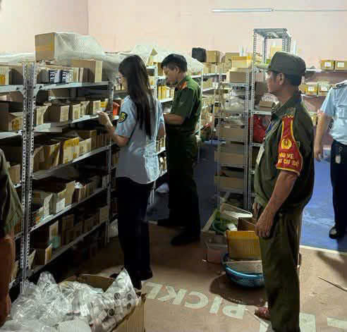 Công an phường Uông Bí phối hợp kiểm tra, tạm giữ hàng hóa không rõ nguồn gốc xuất xứ