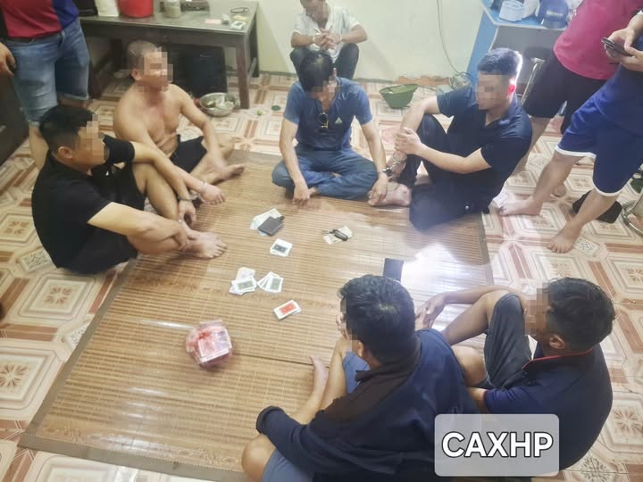 CÔNG AN XÃ HÒA PHÚ BẮT QUẢ TANG VÀ XỬ LÝ CÁC ĐỐI TƯỢNG ĐANG ĐÁNH BẠC TẠI NHÀ