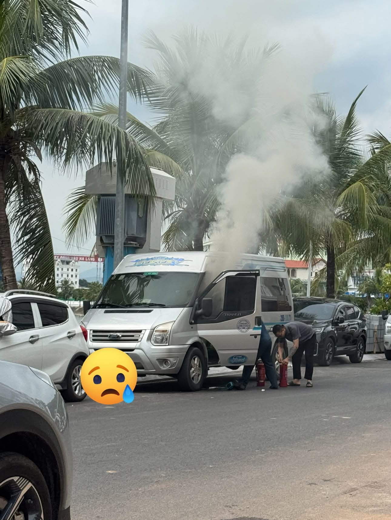 Thót tim cảnh xe ô tô bốc cháy giữa đường nghi do quạt tích điện