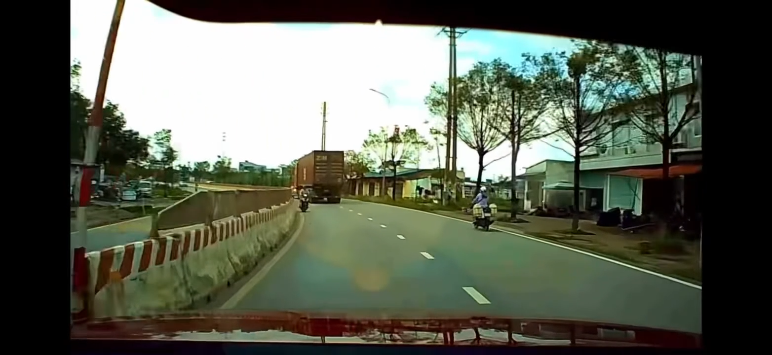 Thốt tim, đoạn cua nhà máy gạch Ninh Dương cũ, Camera hành trình xe con đang vào cua thì gặp người đi xe máy đi ngược chiều.