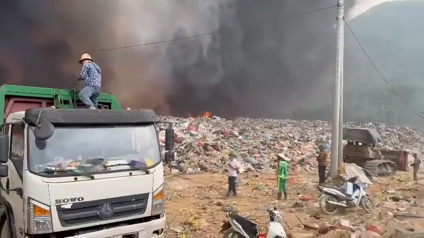 Rành nhọc: Cháy bãi rác ở xã Hải Lộc (Nghi Lộc cũ), Nghệ An