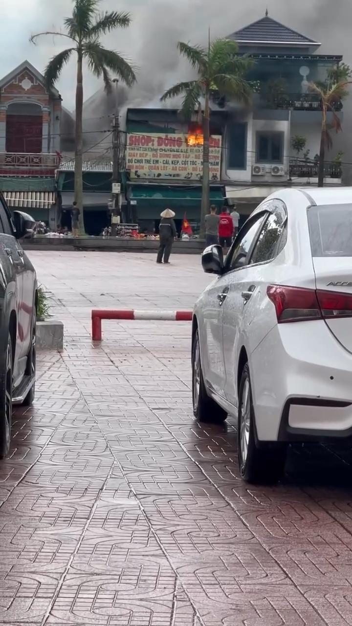 Cháy nhà ở p Sông Trí. Chỗ chợ cũ ngày xưa đối diện công viên