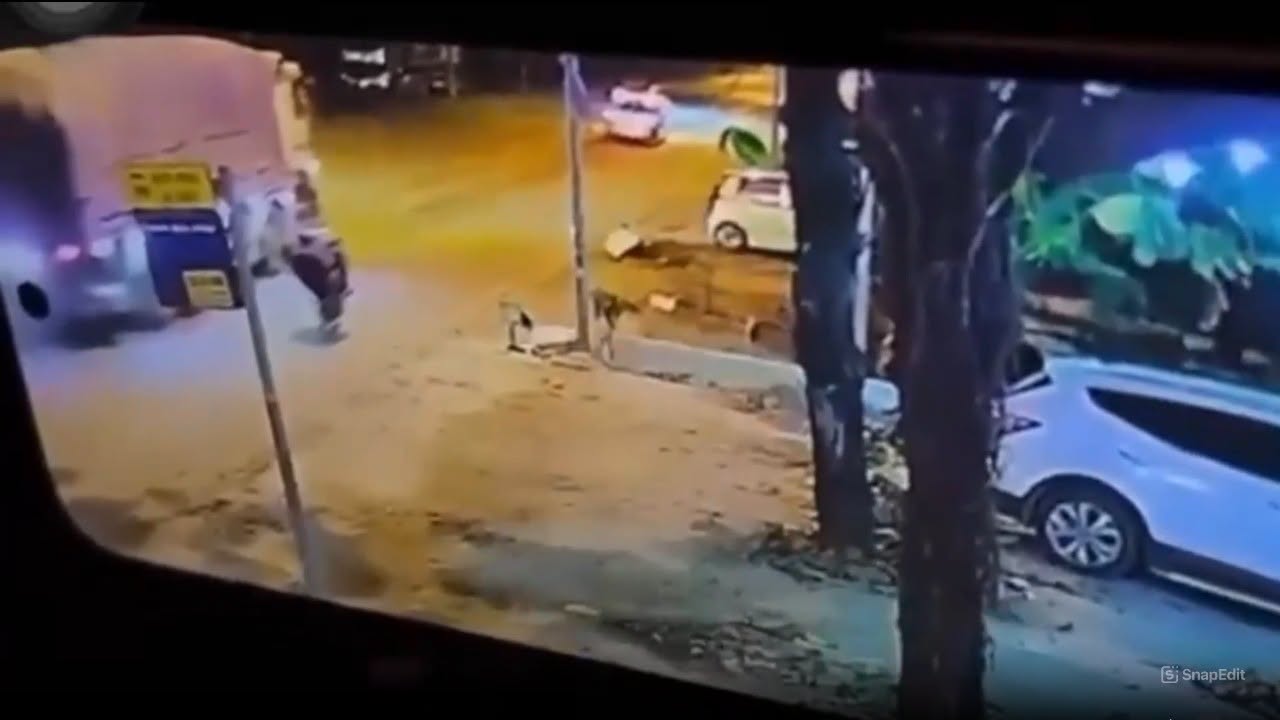 Tainan đoạn Lâm Nghiệp Xuân Mai, thanh niên bốc đầu xe ngã ra đường, bị xe tải cán Tv ko còn nguyenven…mất đâ`u