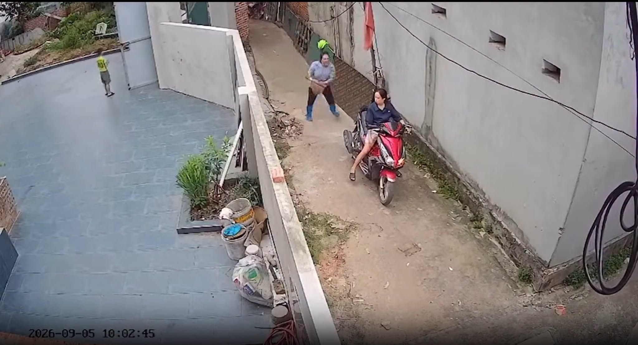 Nghe bảo đi qua ống nước nhà bà ấy nên bà ấy nổi cơn thần kinh