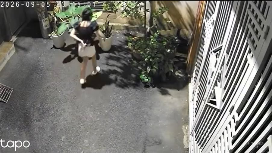Bạn nữ xinh gái nào trước cửa nhà đến dọn đi kìa. Chủ nhà đang ch::ửj um sùm bên bển kìa