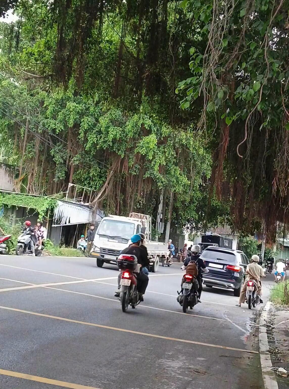 Nghi ghen tuông, đám đông quây kín ô tô để livestream giữa đêm ở Thái Nguyên