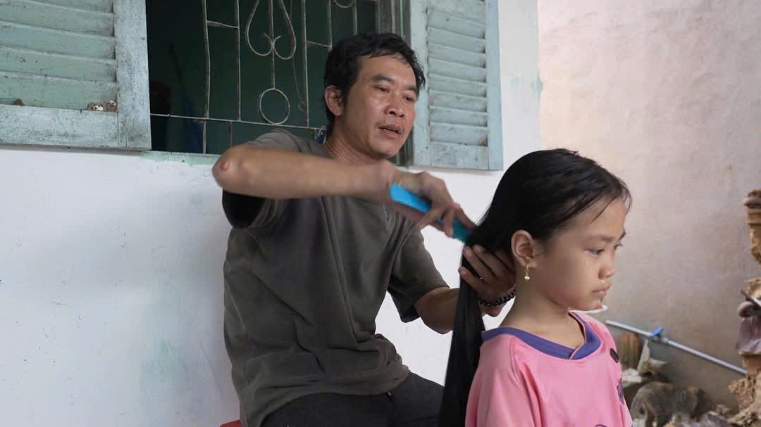 Bữa trưa người cha ấy chỉ lủi thủi ngồi ăn cơm nguội chan nước tương cho qua bữa