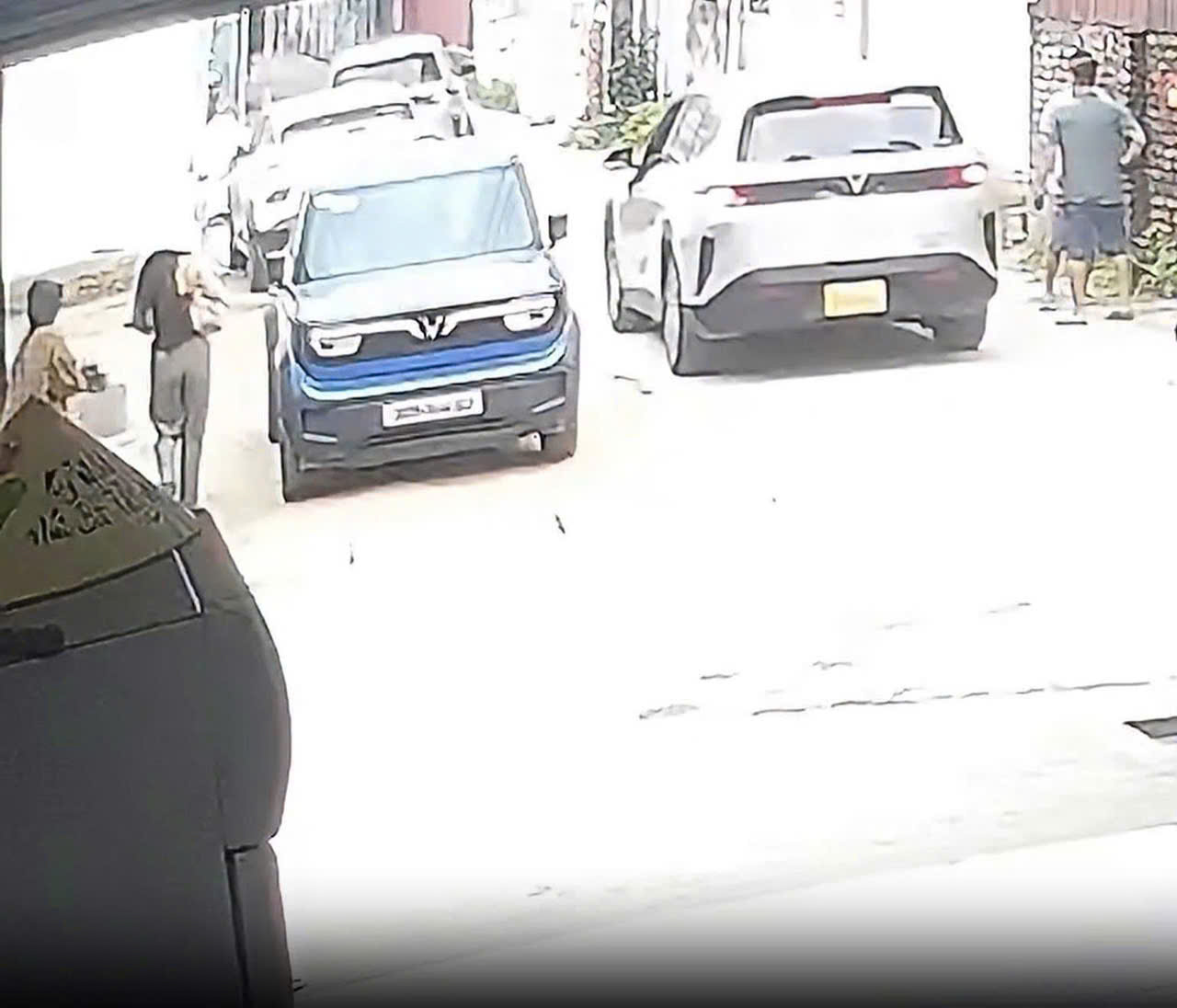 Pépa đang lon ton mở cửa bước lên xe thì chính thất phục sẵn gần đó lao ra …