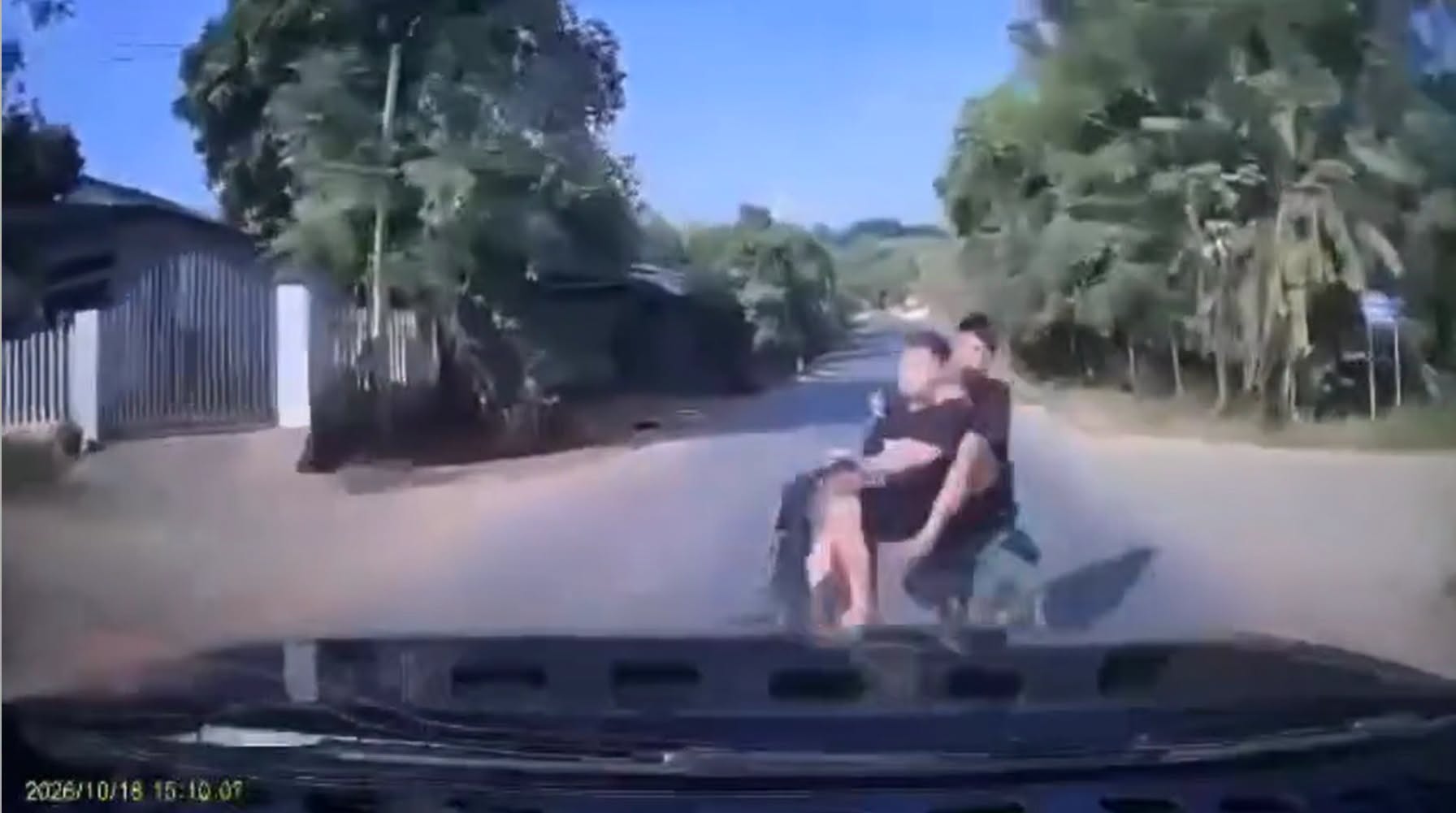 Học sinh. Đi xe điện tham gia giao thông
