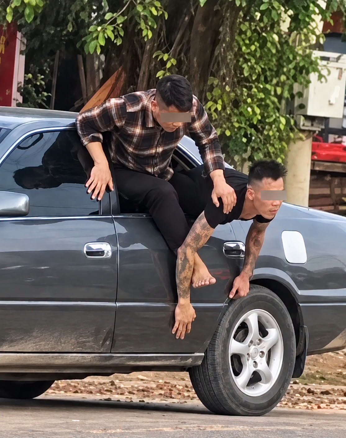 Trên xe oto bên Cam
