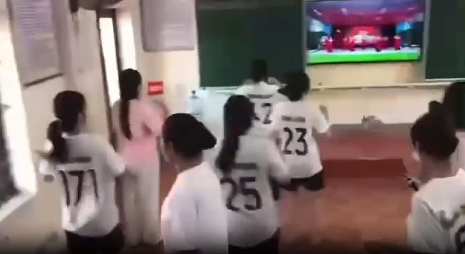BLHĐ xảy ra ở Trường THPT Đinh Bạt Tuỵ, xã Hưng Nguyên Nam.Xem video mà xót xa..