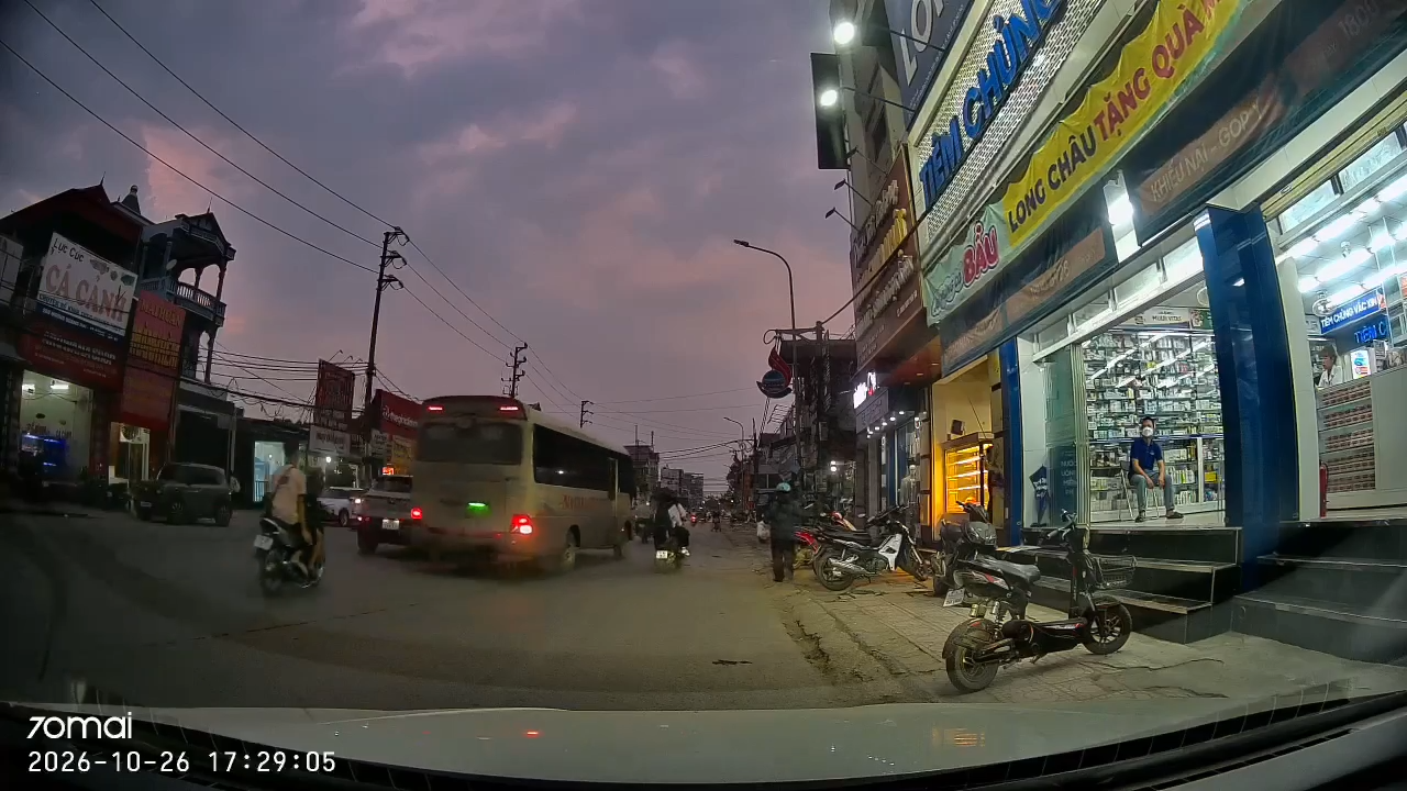 Xe ê tô combat với xe máy tại Quảng Oai, Ba Vì